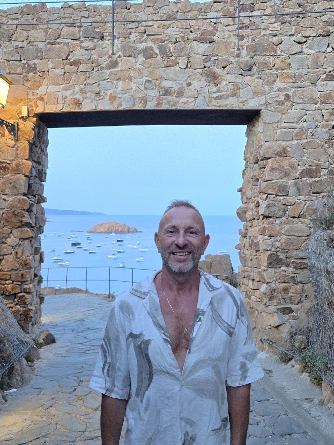 Patrick Knoedler vor einem steinernen Torbogen an der Costa Brava