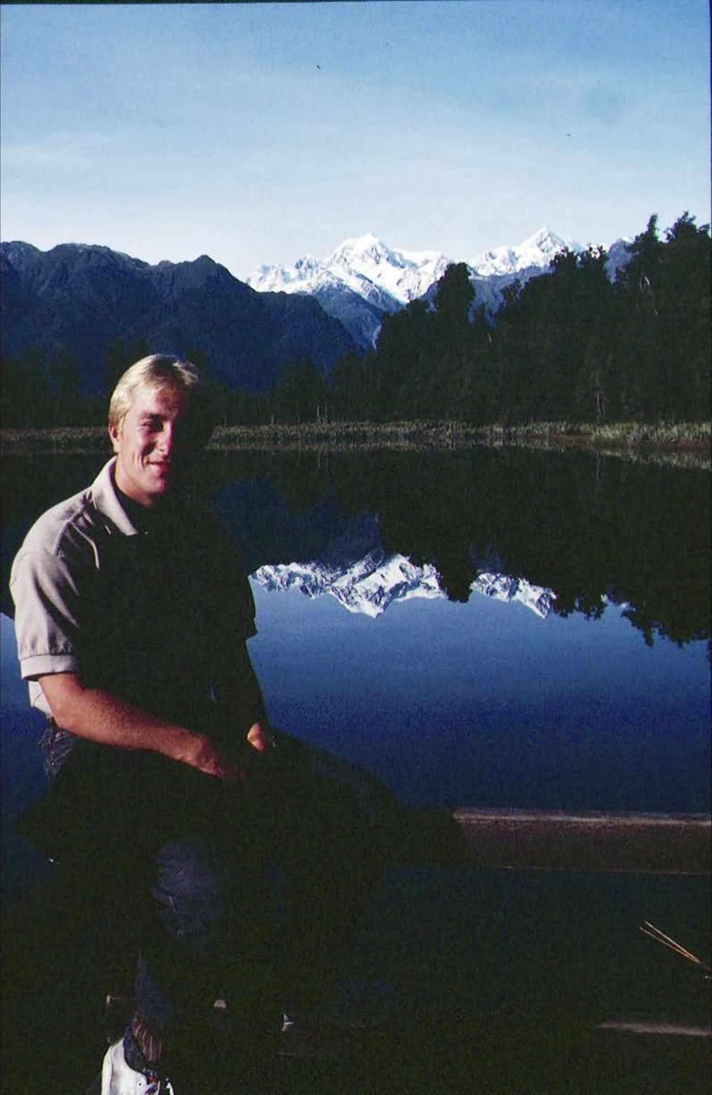 Patrick als junger Reisender vor einem Bergsee in Neuseeland