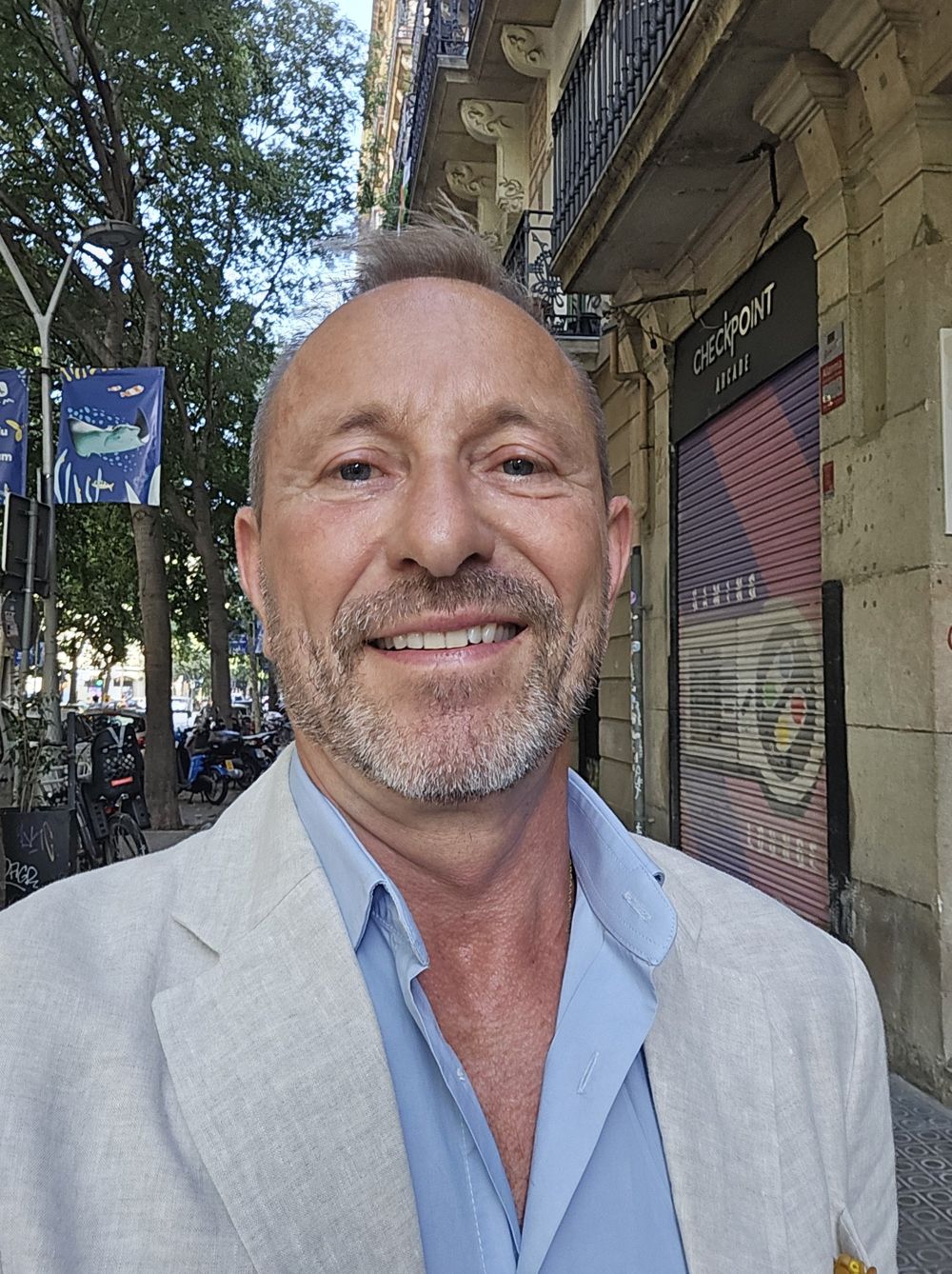 Porträt von Patrick Knoedler in einer Straße in Barcelona