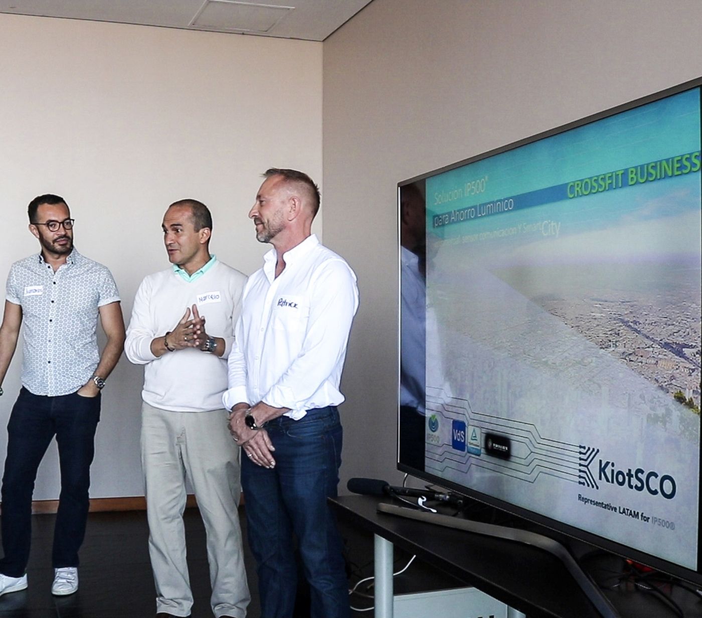 Presentation in front of a large screen