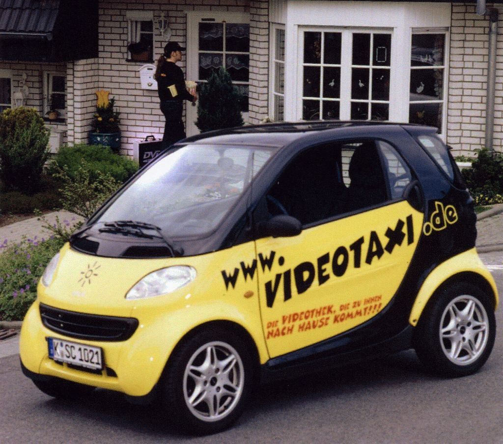 Gelber Smart mit der Aufschrift www.videotaxi.de